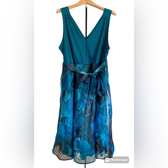 BloomChic Dresses & Skirts - NWT Watercolor Floral Sleeveless Dress from BloomChic 18/20
